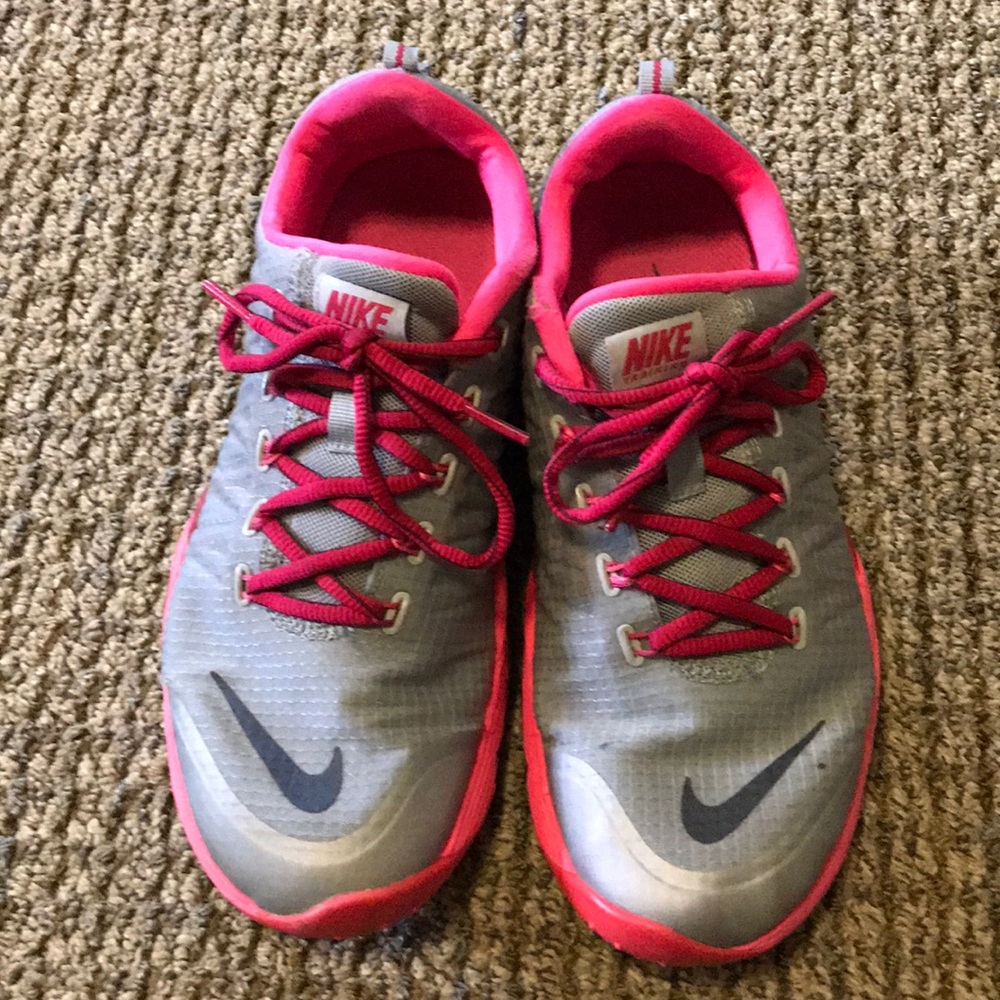 NIKE SIZE 8.5 WOMENS TENNIS SHOE